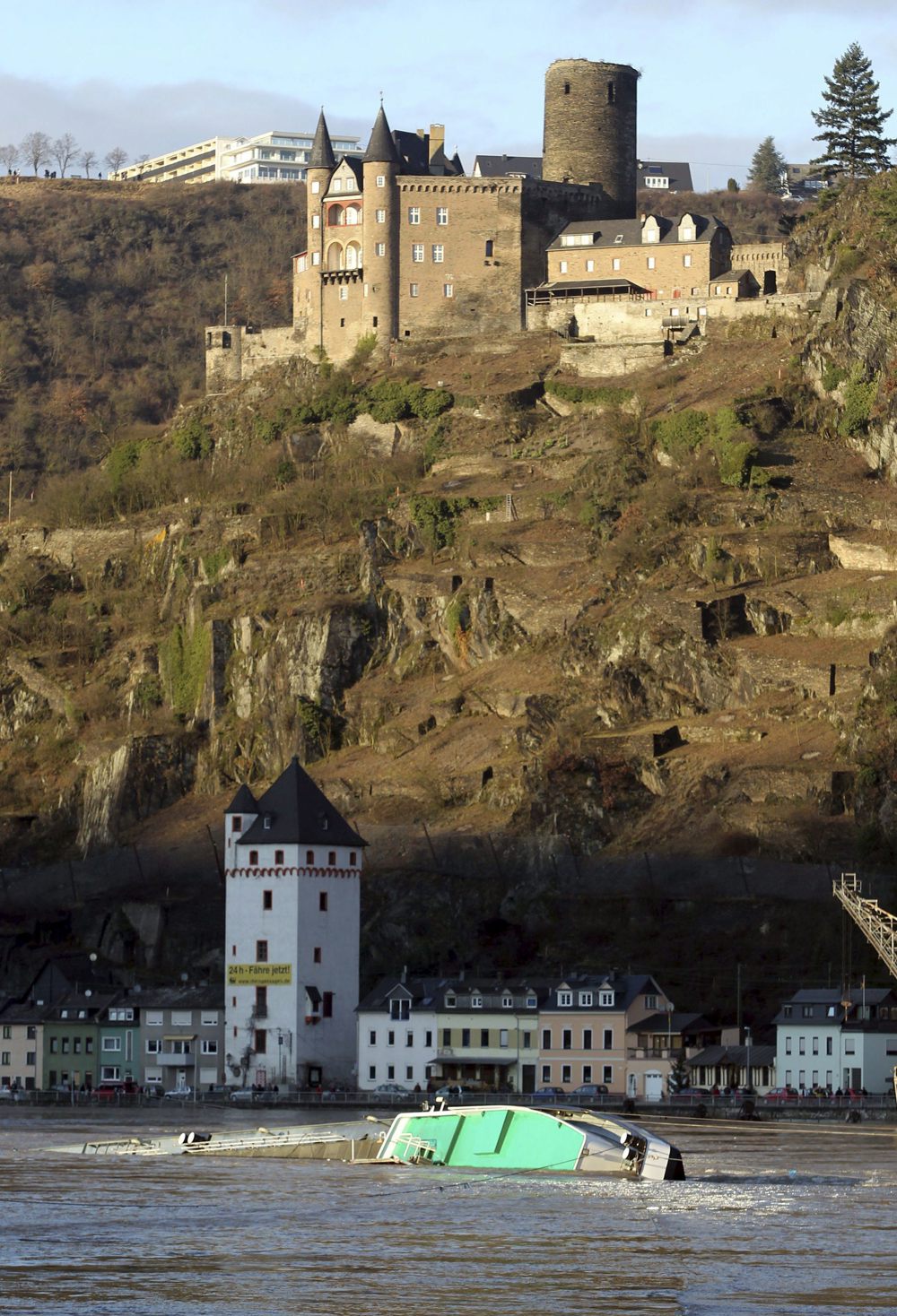 Una niña venezolana muerta y 20 rescatados en naufragio de lancha con migrantes en Panamá