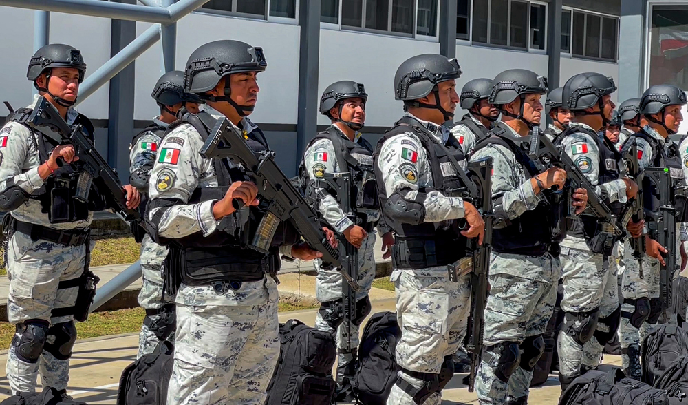 Autoridades desmantelan retenes del crimen organizado y arrestan a 87 policías en México