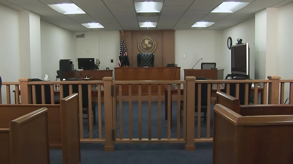 Atasco de millones de casos en cortes de migración empeora con el despido de jueces