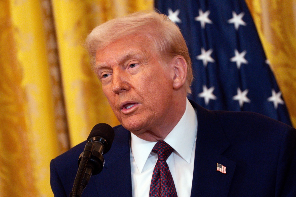 Trump cuelga fuera del Despacho Oval una portada con la foto de su ficha policial