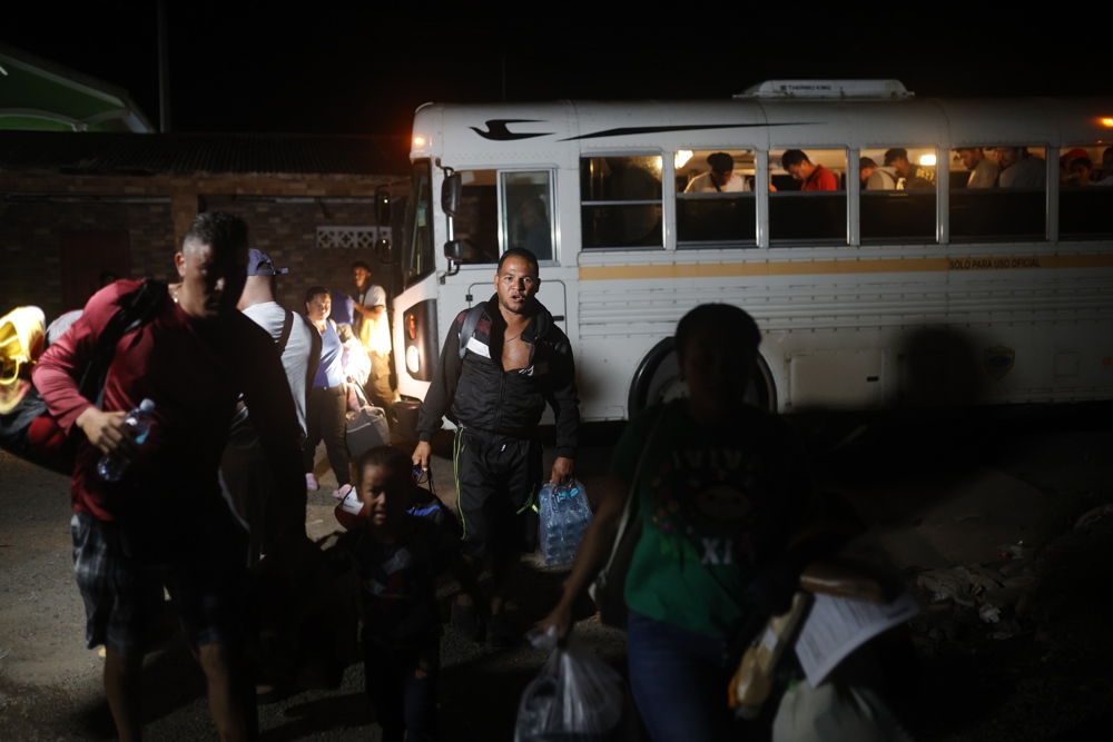 Migrantes buscan en las redes sociales nuevas rutas en su viaje de retorno a Suramérica