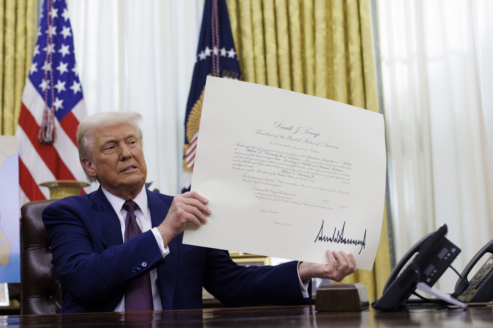 Trump firma una orden para cortar los fondos a escuelas que obliguen a vacunarse anticovid