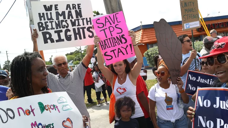 El Gobierno de Trump revoca el beneficio migratorio TPS para medio millón de haitianos