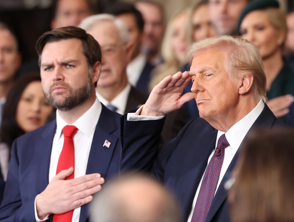 Trump impone supervisión presidencial a todas las agencias federales y reguladoras