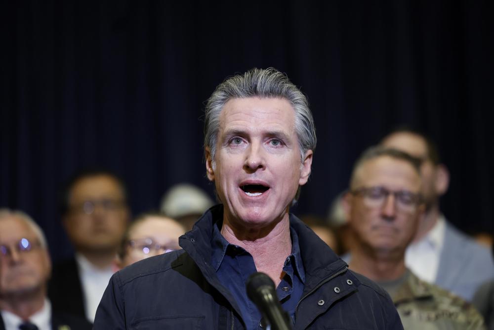 El gobernador de California se reúne con Trump en busca de ayuda para los incendios