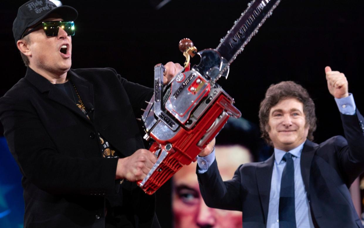 Milei le regala a Musk una motosierra en su encuentro en el foro conservador CPAC