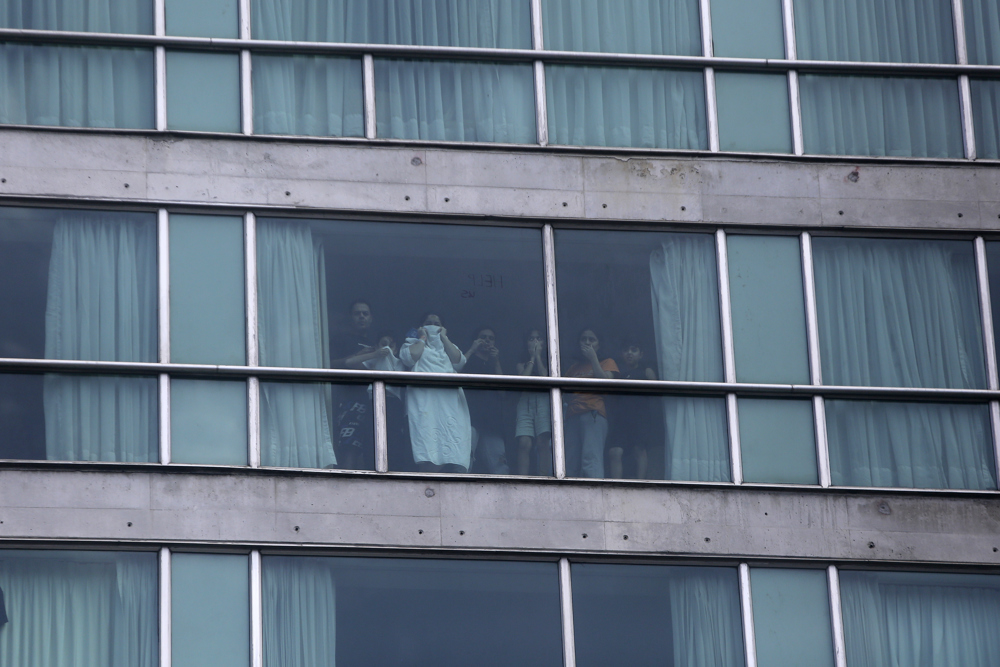 "Ayuda", escriben migrantes deportados de EE.UU. desde las ventanas de un hotel en Panamá