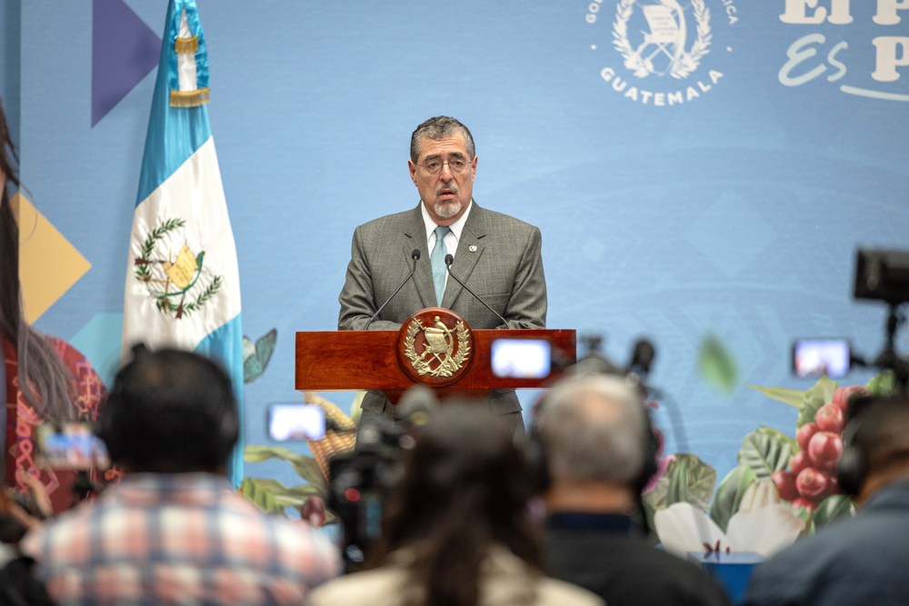 El presidente Arévalo dice a los migrantes guatemaltecos en EE.UU. que “no están solos”