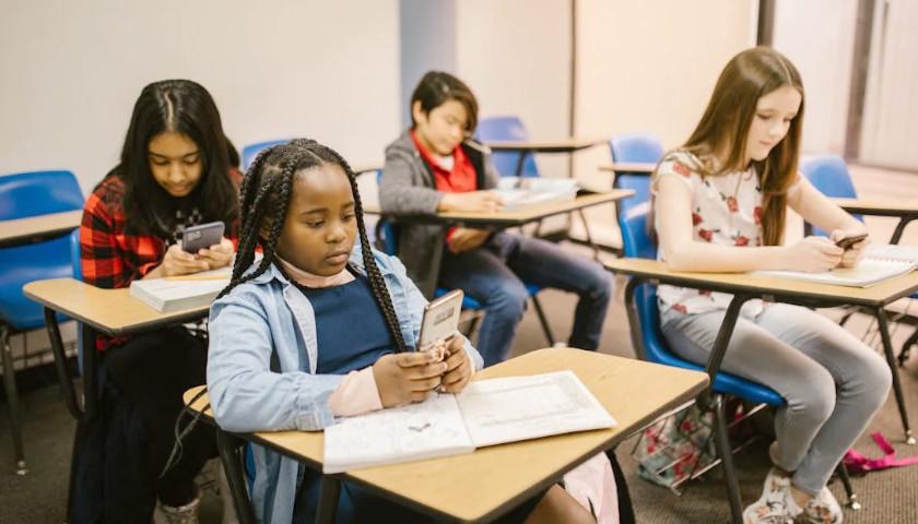 Querétaro, primer estado de México en prohibir los celulares en las escuelas