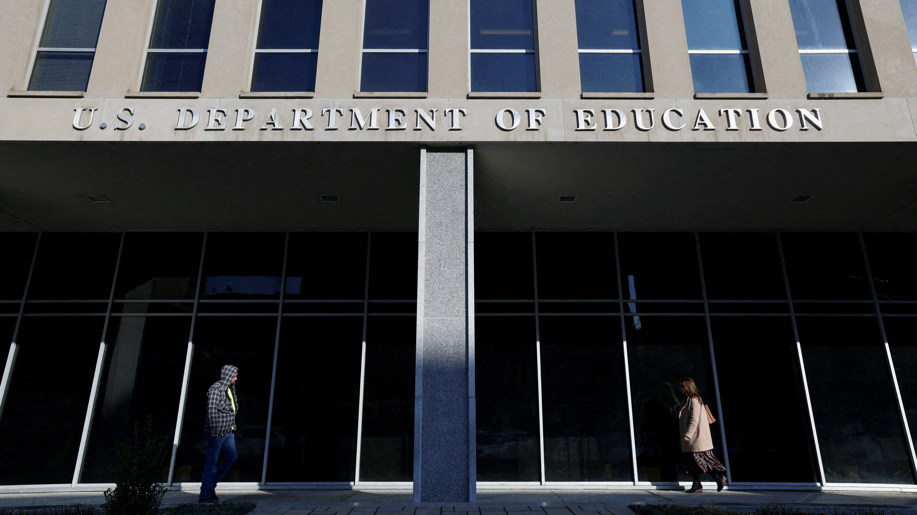 Trump cierra oficinas del Departamento de Educación como parte del plan para desmantelarlo