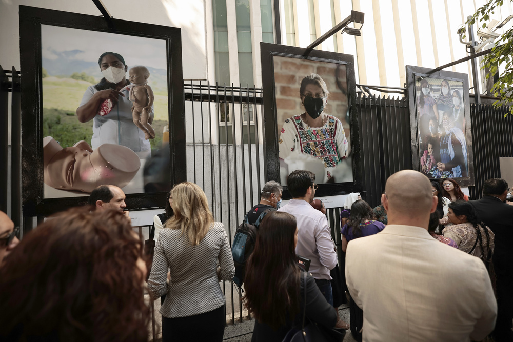 Senado de México inaugura exposición para reivindicar la labor de las parteras indígenas