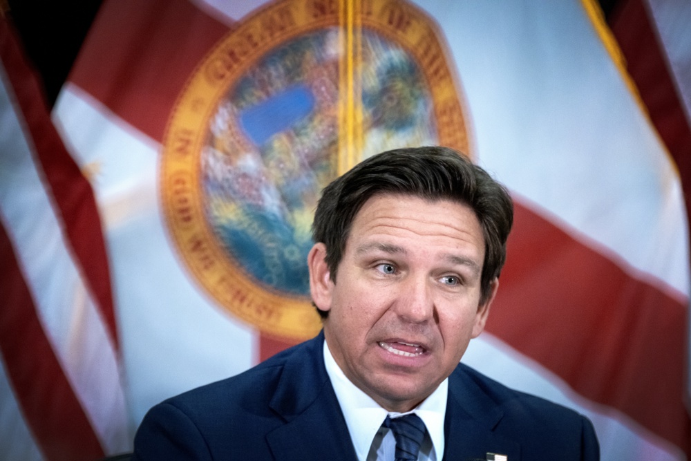 DeSantis dice que el Congreso debería limitar a cortes federales sobre políticas de Trump