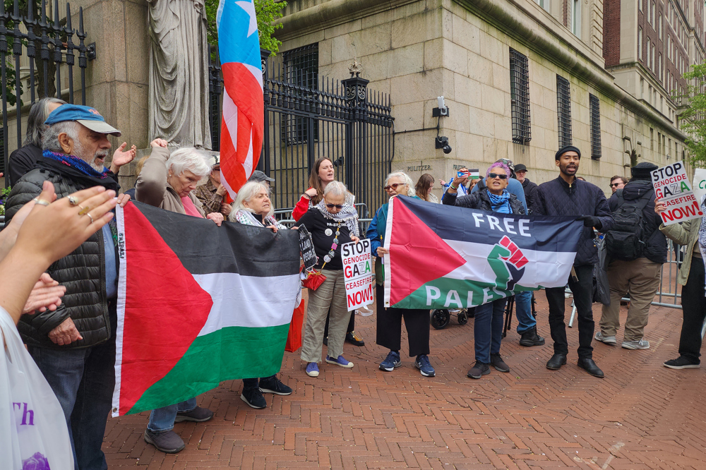 Juez bloquea deportación de estudiante en EEUU mientras miles de personas se manifiestan