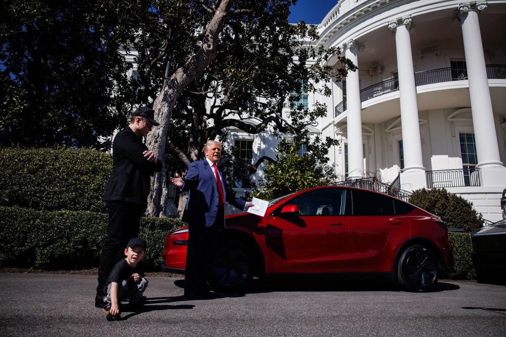 Donald Trump se sube a un Tesla en la Casa Blanca para subrayar su apoyo a Elon Musk