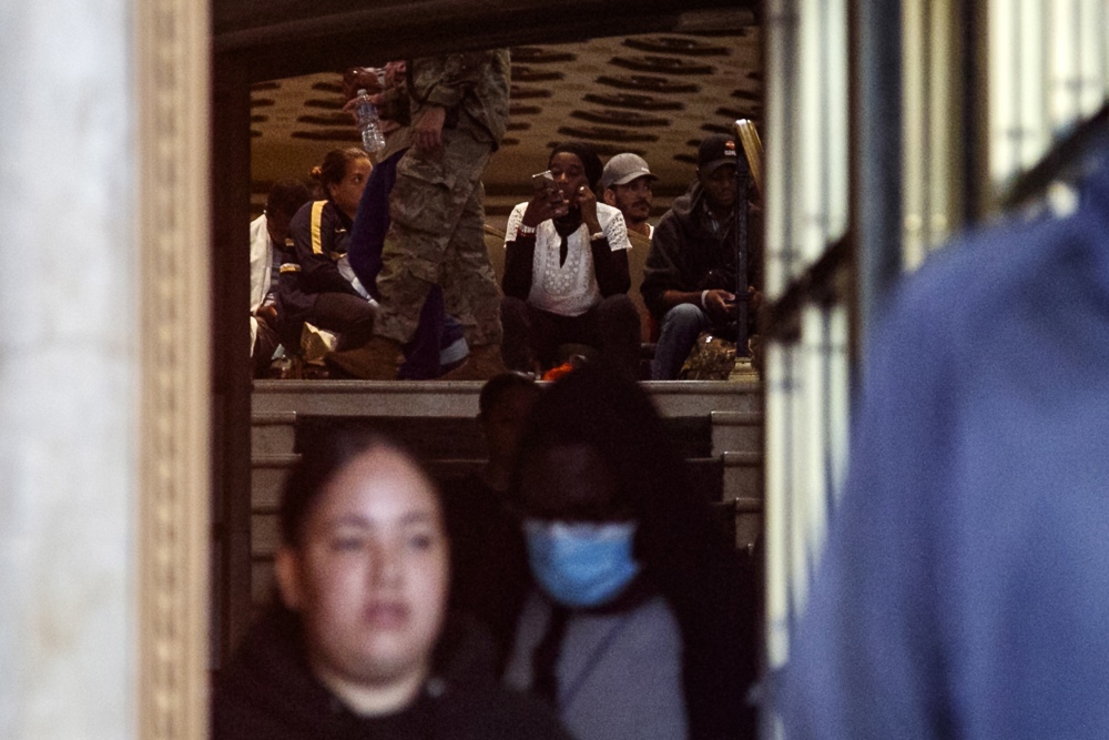 Hoteles de Nueva York usados para acoger inmigrantes despedirán a casi todos sus empleados