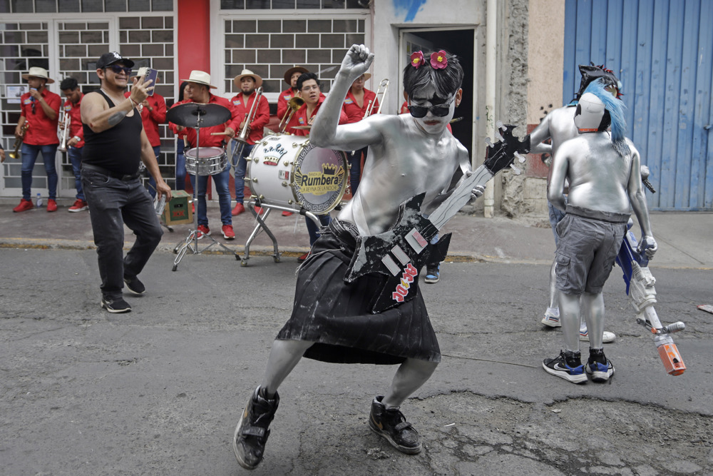 Danzantes pintados con aceite de auto piden buenas cosechas en centro de México