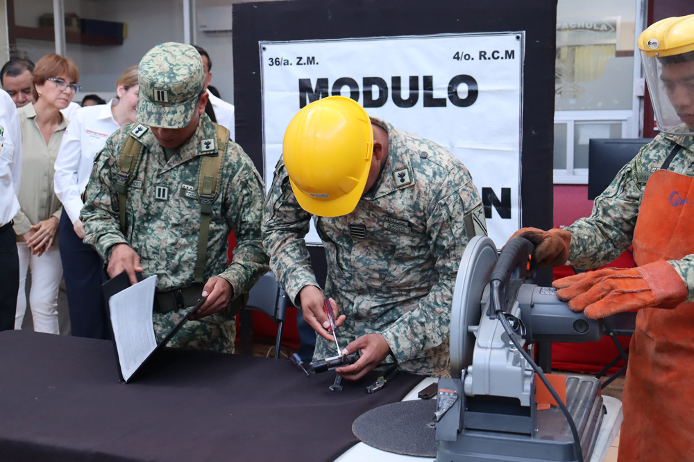 Habitantes de la frontera sur en México canjean armas por electrodomésticos