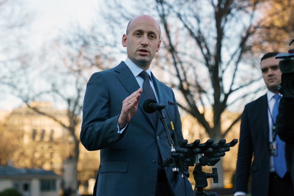 Asesor de Trump niega que juez que paralizó Ley de Enemigos Extranjeros tenga competencias