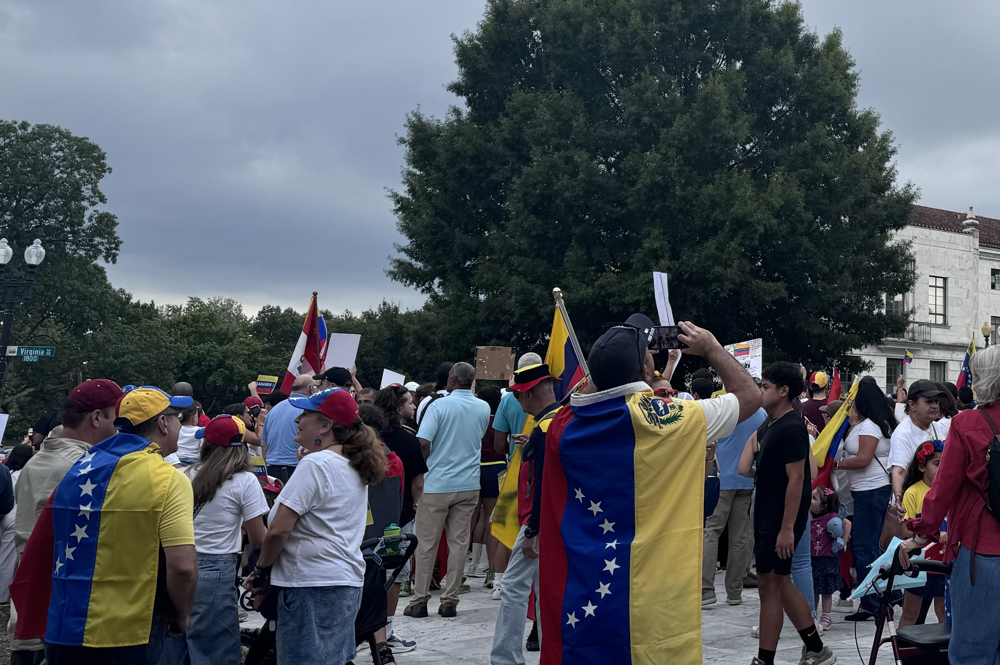 Pánico e indignación entre venezolanos en EE.UU. dejan las deportaciones a El Salvador