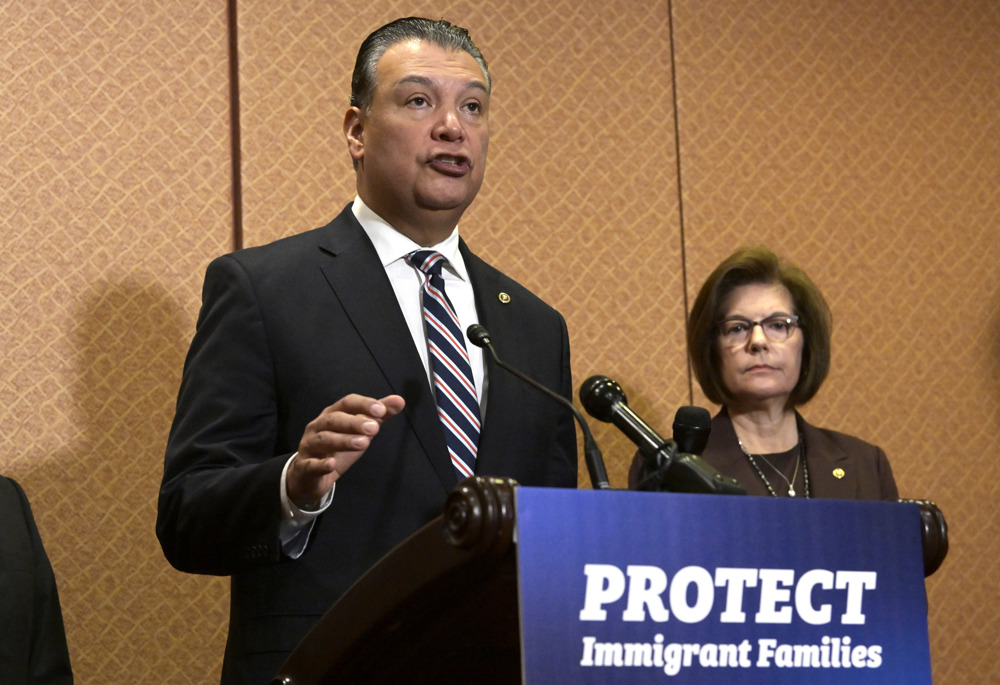 Senadores demócratas piden a Trump echar para atrás el plan de detener familias migrantes