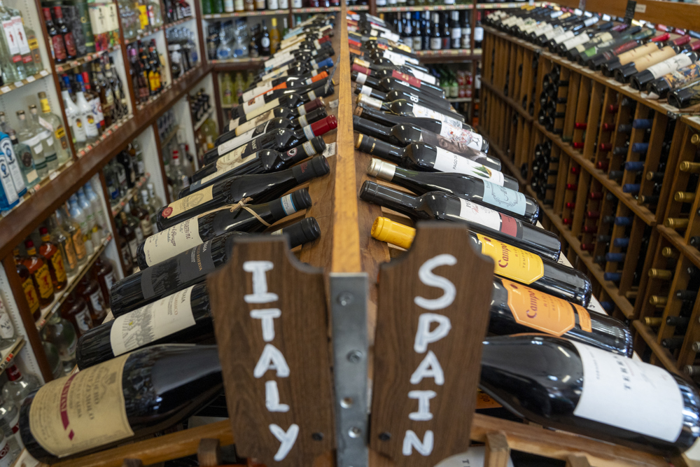 Trump amenaza con aranceles del 200 % al vino y otras bebidas alcohólicas de la UE