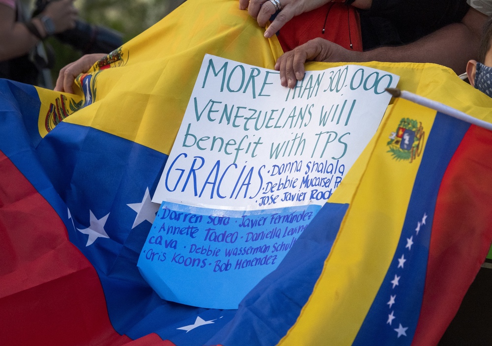 Venezolanos y haitianos piden a juez de EEUU suspender la orden de Trump de acabar el TPS