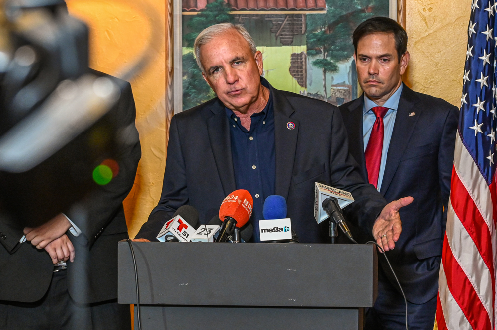 Congresista Carlos Giménez pide a Inmigración deportar a más de cien cubanos “castristas”