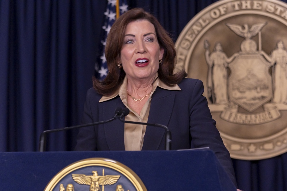 Nueva York impone baja laboral a 15 empleados de prisiones tras la muerte de un reo