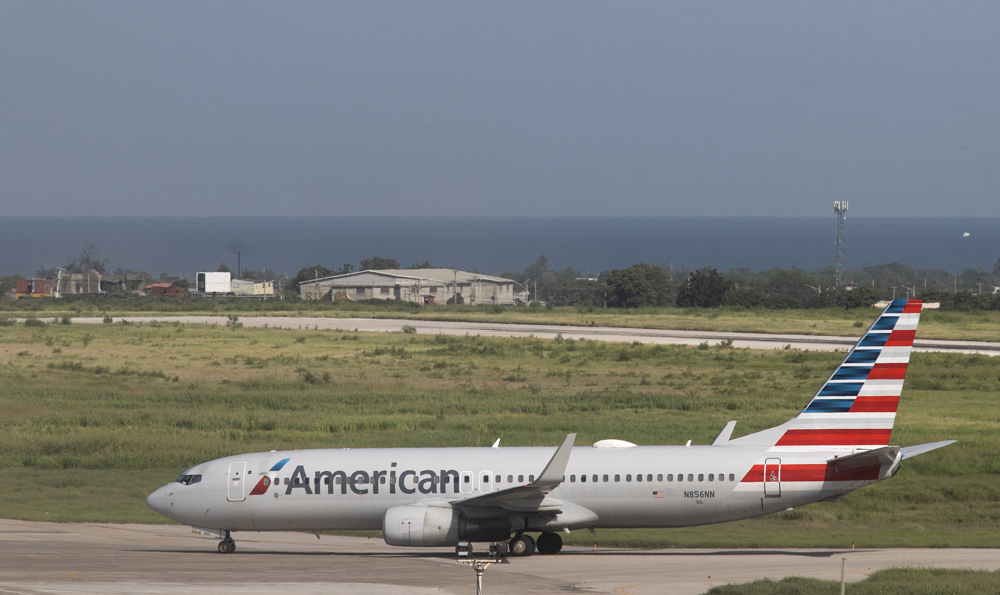 Decenas de pasajeros evacuados por incendio en avión de American Airlines en Denver (EEUU)