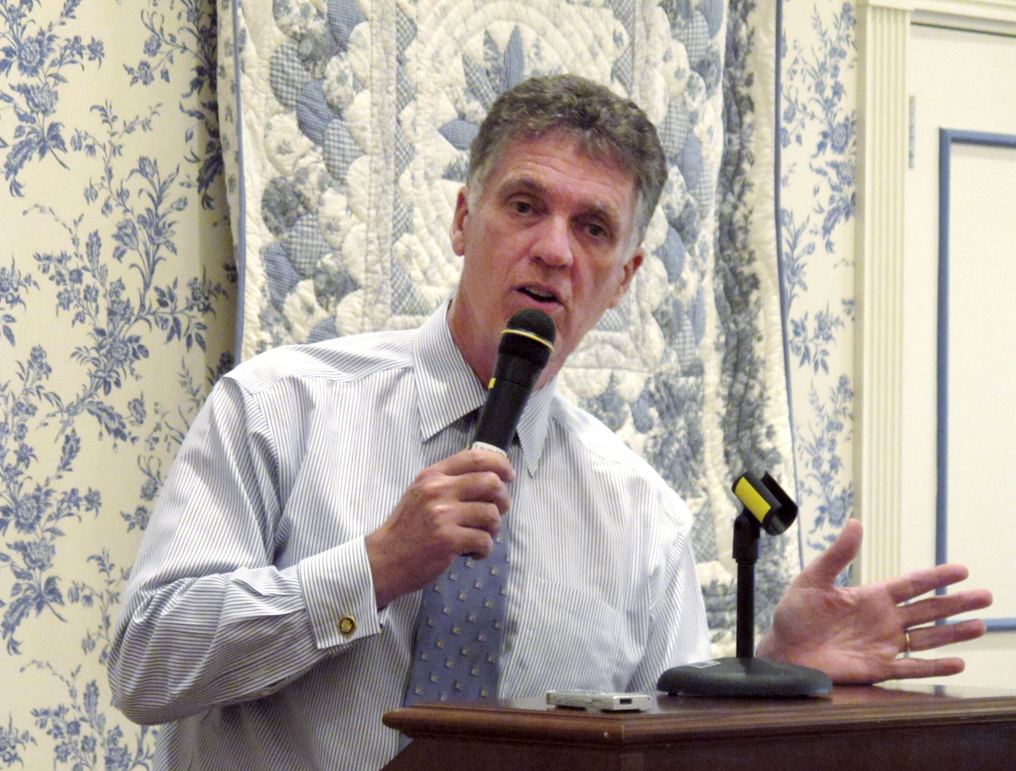 Trump retira a su nominado para dirigir los CDC, un escéptico de las vacunas