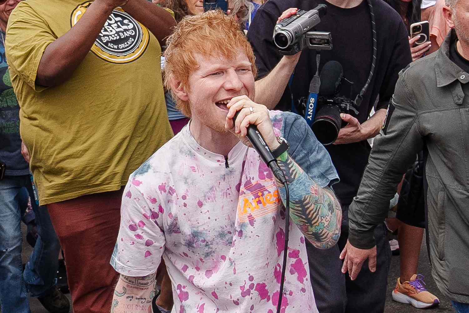 Ed Sheeran sorprende con concierto al aire libre en Nueva Orleans y estrena un nuevo tema