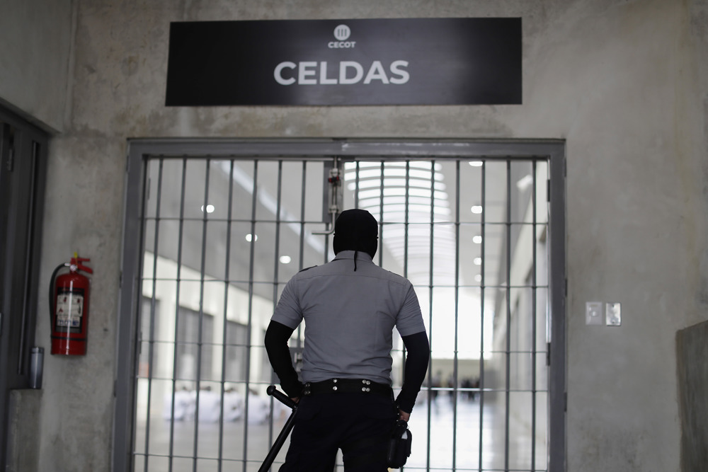 Familias están desesperadas por saber sobre venezolanos deportados a cárcel salvadoreña