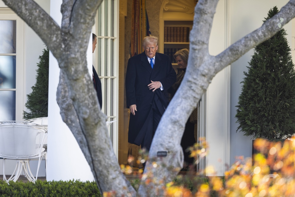 Trump corta el acceso a información clasificada a Biden, Harris y otros de sus adversarios