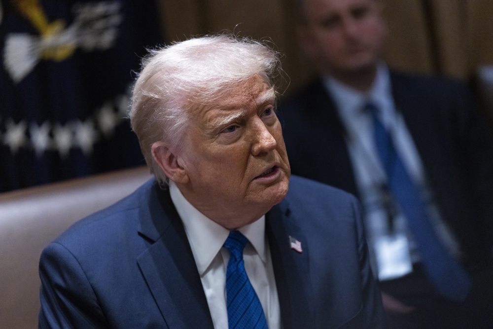 Trump dice que le “encantaría” quitar la financiación a los medios públicos NPR y PBS