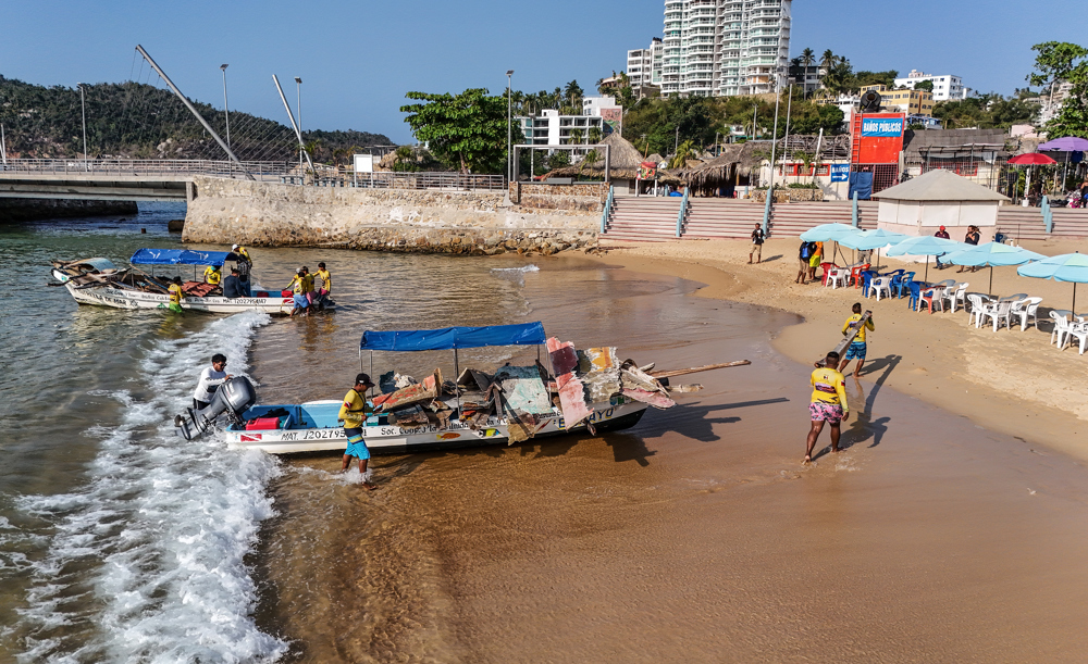 Buzos de Acapulco sacan restos de barcos hundidos a más de un año del huracán Otis