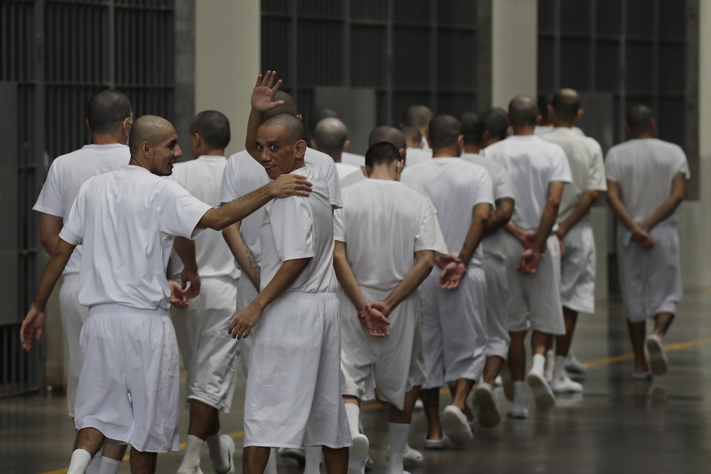 ¿Qué sucede en la megacárcel de El Salvador que ahora alberga migrantes enviados por EEUU?