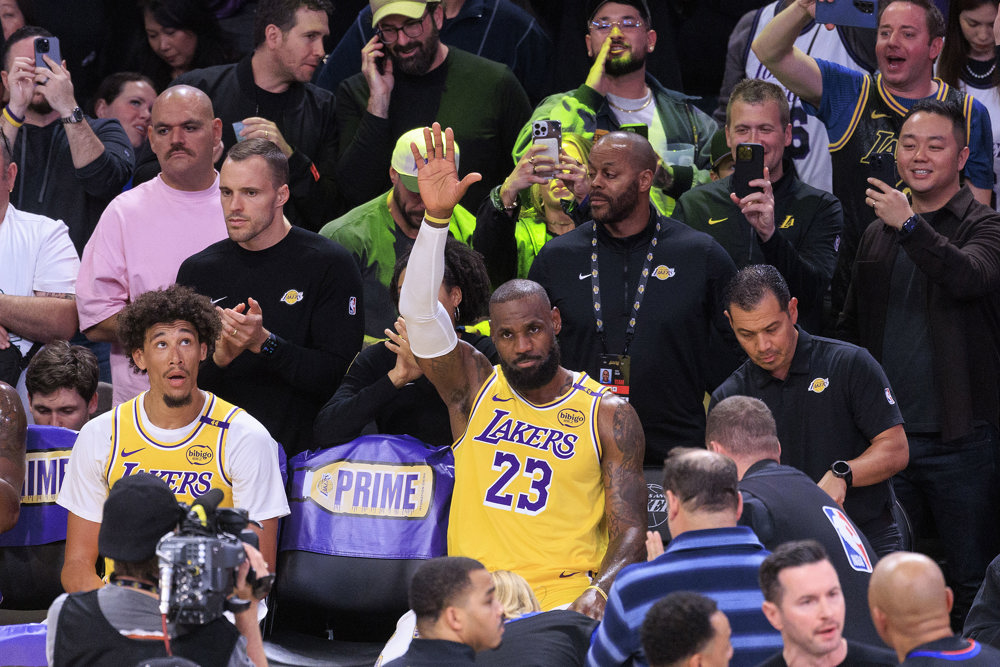 LeBron corona la cima de los 50.000 y Doncic suma 30 puntos en unos Lakers imperiales
