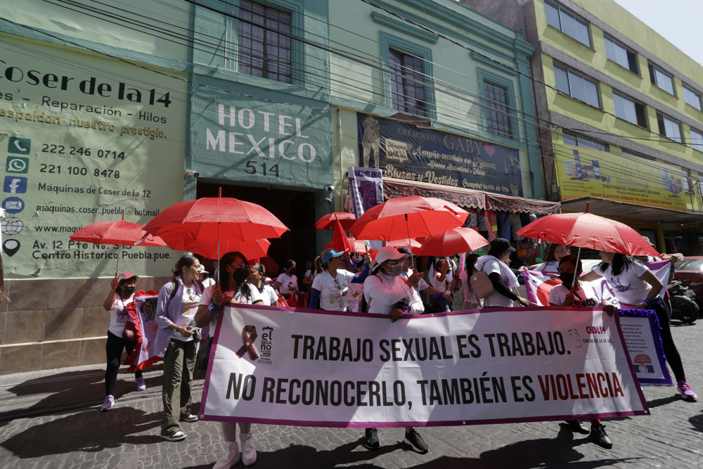 Trabajadoras sexuales piden reconocimiento laboral en marcha por 8M, en centro de México
