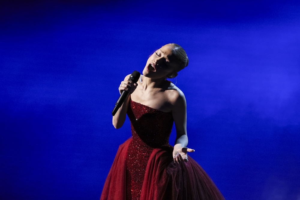 Ariana Grande sana heridas de su divorcio en la versión extendida de ‘Eternal Sunshine’