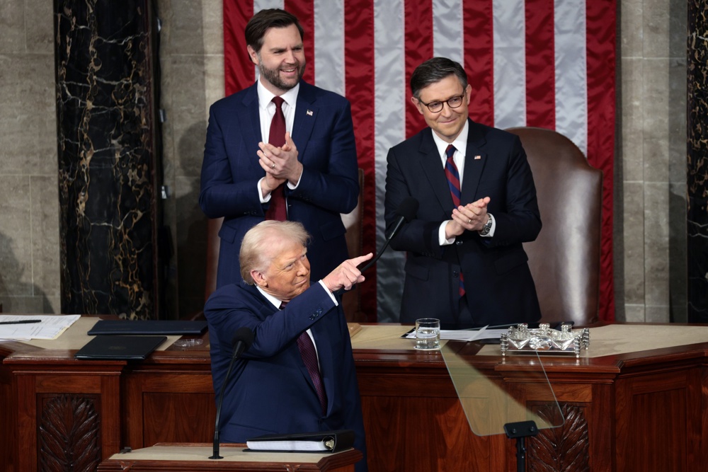 Trump pide fondos federales para “la mayor deportación de la historia” de EE.UU.