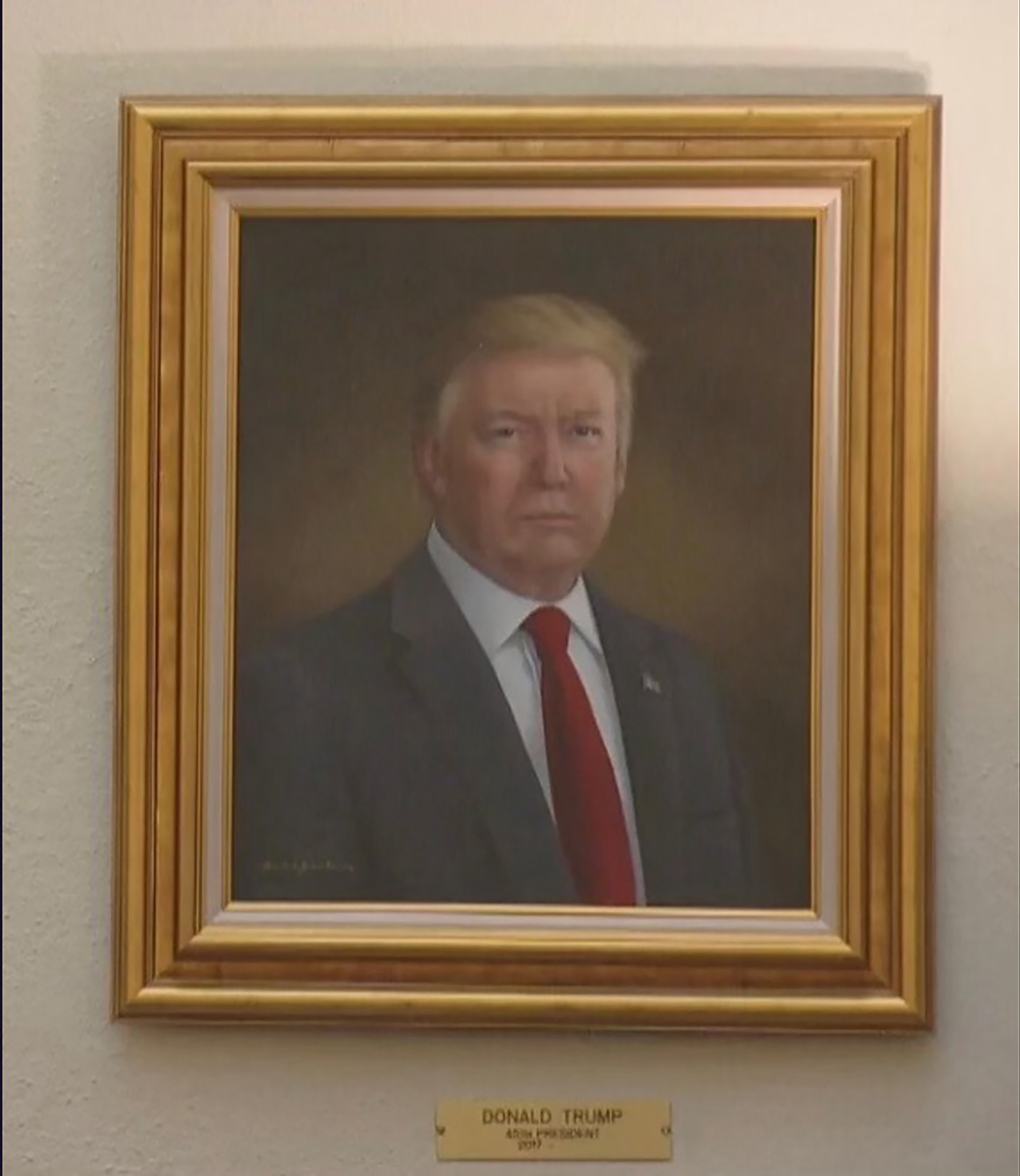 Trump acusa al gobernador de Colorado de exhibir un retrato suyo “desfigurado a propósito”