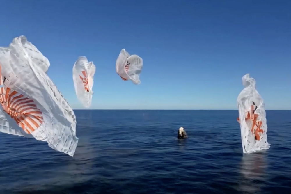 Con zambullida en el mar, regresan los dos astronautas atrapados por nueve meses en la EEI