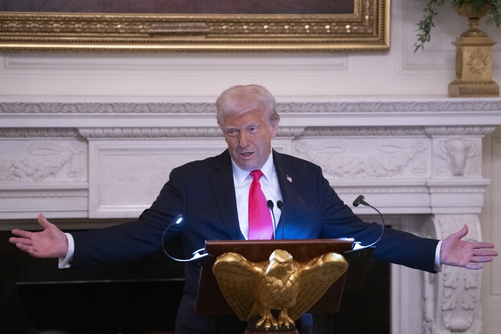 Trump penaliza al bufete donde trabajó abogado que investigó su campaña electoral de 2016