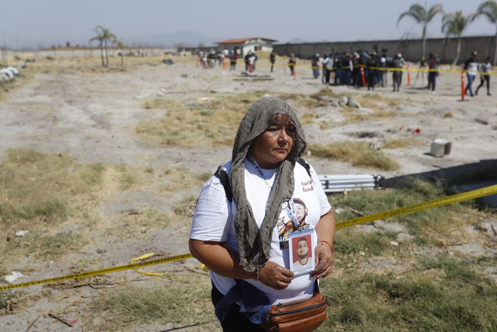 Familiares de desaparecidos consideran “un circo” la visita a rancho en México