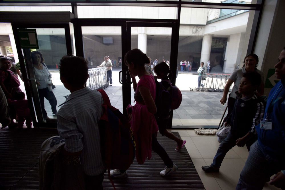 EE.UU. manda a El Salvador a los primeros deportados bajo la Ley de Enemigos Extranjeros