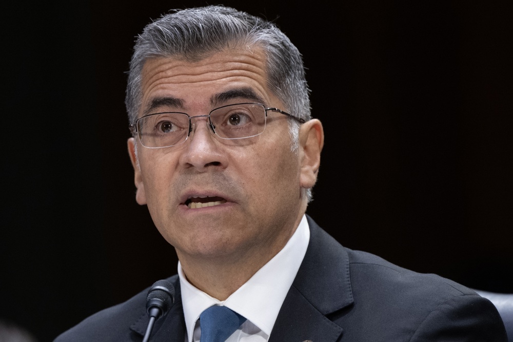 Secretario de salud de Biden augura un “desastre” tras lo recortes de Trump al HHS