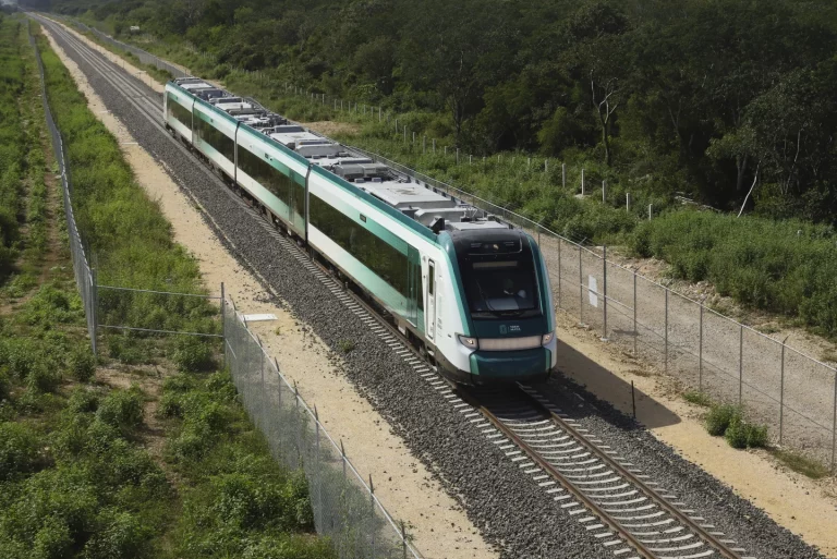 México invertirá 10.500 millones de dólares en ruta de tren para conectar tres estados