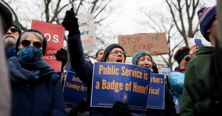 Un juez ordena al Gobierno de Trump devolver sus trabajos a miles de empleados despedidos