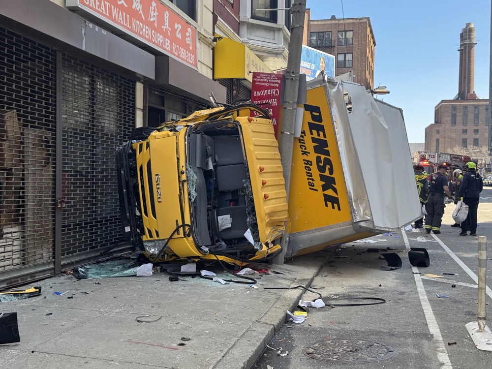 Seis peatones heridos en Boston cuando un camión saltó a una acera