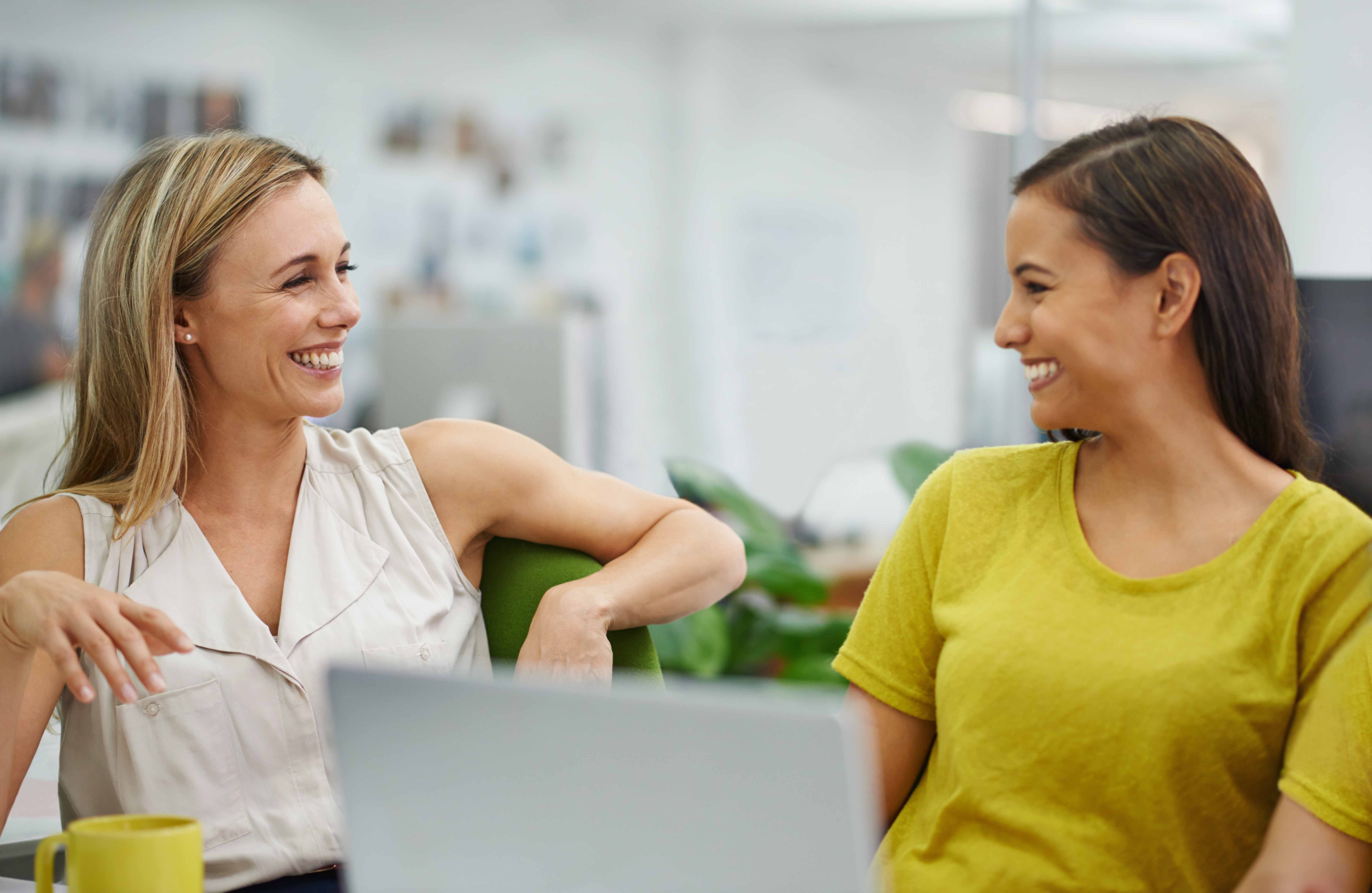 Tener amistades en el trabajo reduce el estrés, indicó el 46% de los mexicanos